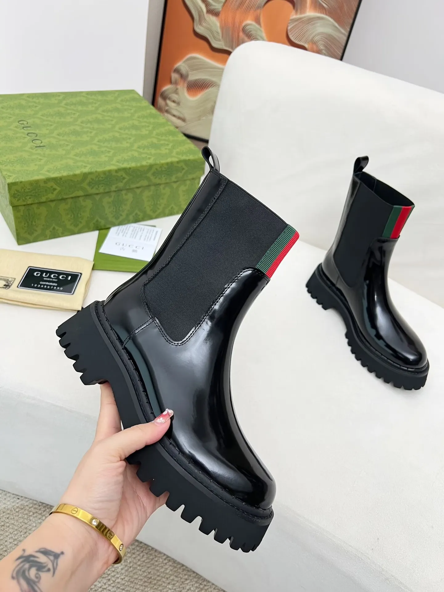 👟👟Ex-factory price 600👟👟 2025 latest version of Gucci GUCCI versatile Martin boots, easy to put on and take off, brand webbing color matching Heel height: 5cm Fabric: cowhide/open edge beads Inner/foot pads: black cowhide 🐂 Outsole is made of foam outsole Color: black Code number: 34-40. 34 and 41 42 Need to be customized Packaging: Comes with card and cloth bag.